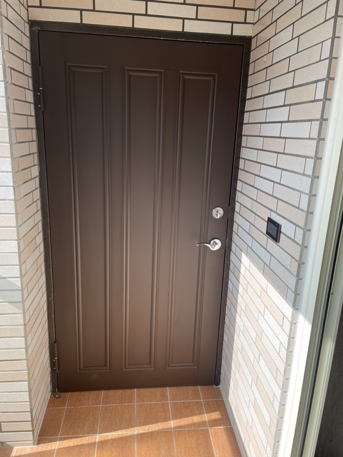 1767959535_玄關門_傳家_咖啡砂色_鋁板門 (3).jpg